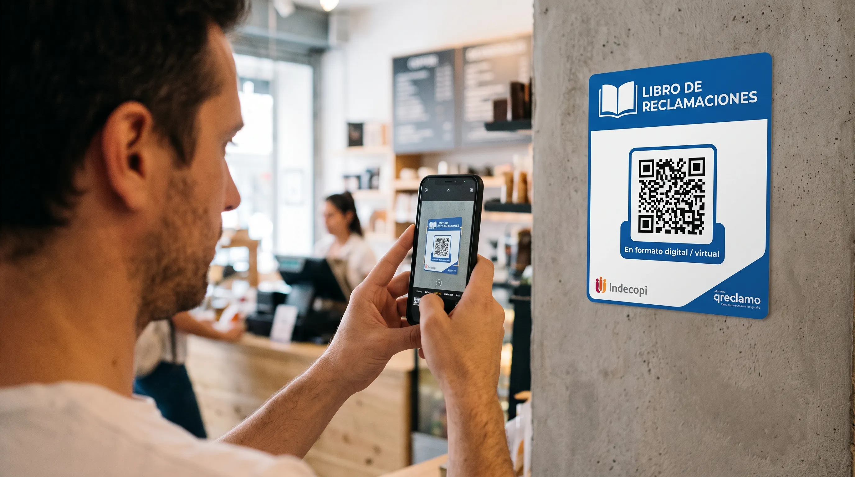 Cliente escaneando el código QR del Libro de Reclamaciones Virtual en un establecimiento en Perú